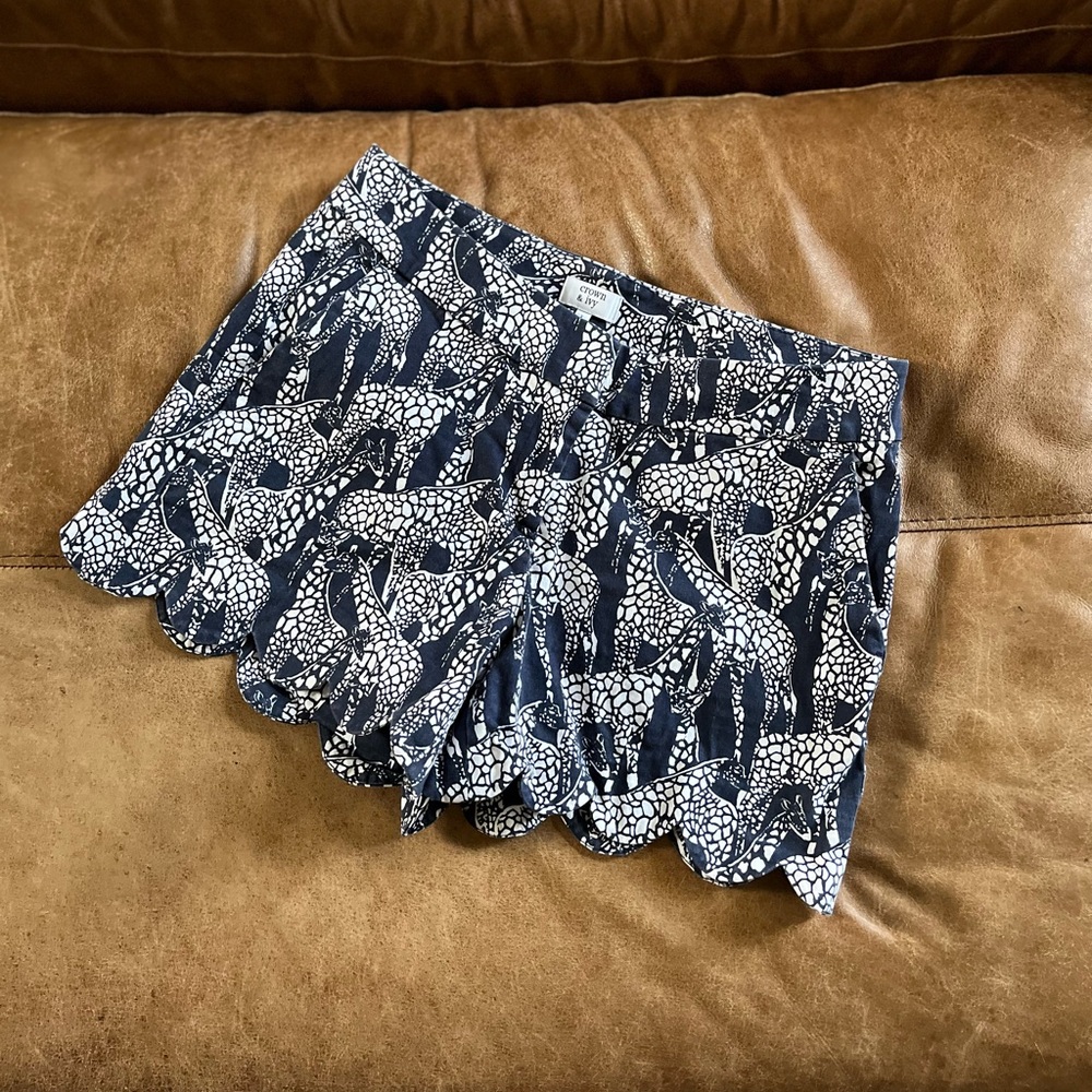Crown & Ivy Giraffe Print Shorts Navy Scalloped Hem Size 2